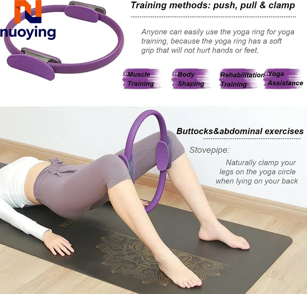 Anneau de Pilates Lyvae tenu à deux mains pendant un exercice