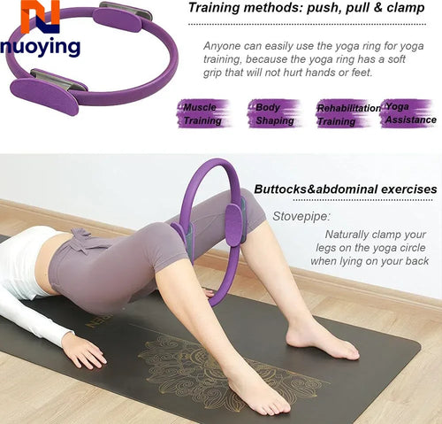 Anneau de Pilates Lyvae tenu à deux mains pendant un exercice