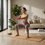 Femme utilisant l'anneau de Pilates Lyvae rose entre les cuisses en squat à la maison