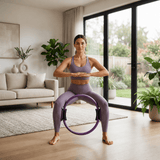 Femme utilisant l'anneau de Pilates Lyvae mauve entre les cuisses en squat à la maison