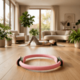 Anneau de Pilates Lyvae rose posé au sol dans un salon pendant une séance
