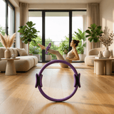 Anneau de Pilates Lyvae mauve posé au sol dans un salon pendant une séance
