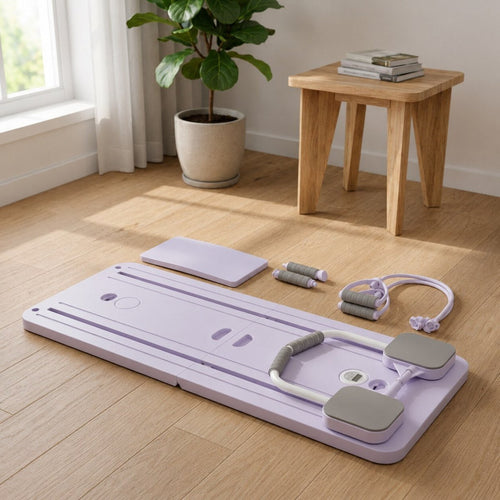 Planche de Pilates pliable Lyvae mauve dépliée dans un salon avec ses accessoires