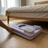 Planche de Pilates pliable Lyvae mauve pliée et rangée sous un lit, gain de place