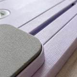 Gros plan de la surface antidérapante de la planche de Pilates Lyvae mauve