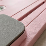 Gros plan de la surface antidérapante de la planche de Pilates Lyvae rose